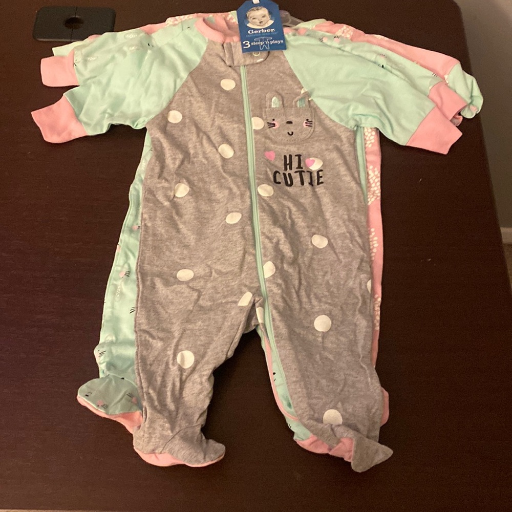 New Gerber 2 and 3 pc set , bunnies and hearts sleep n play sets
